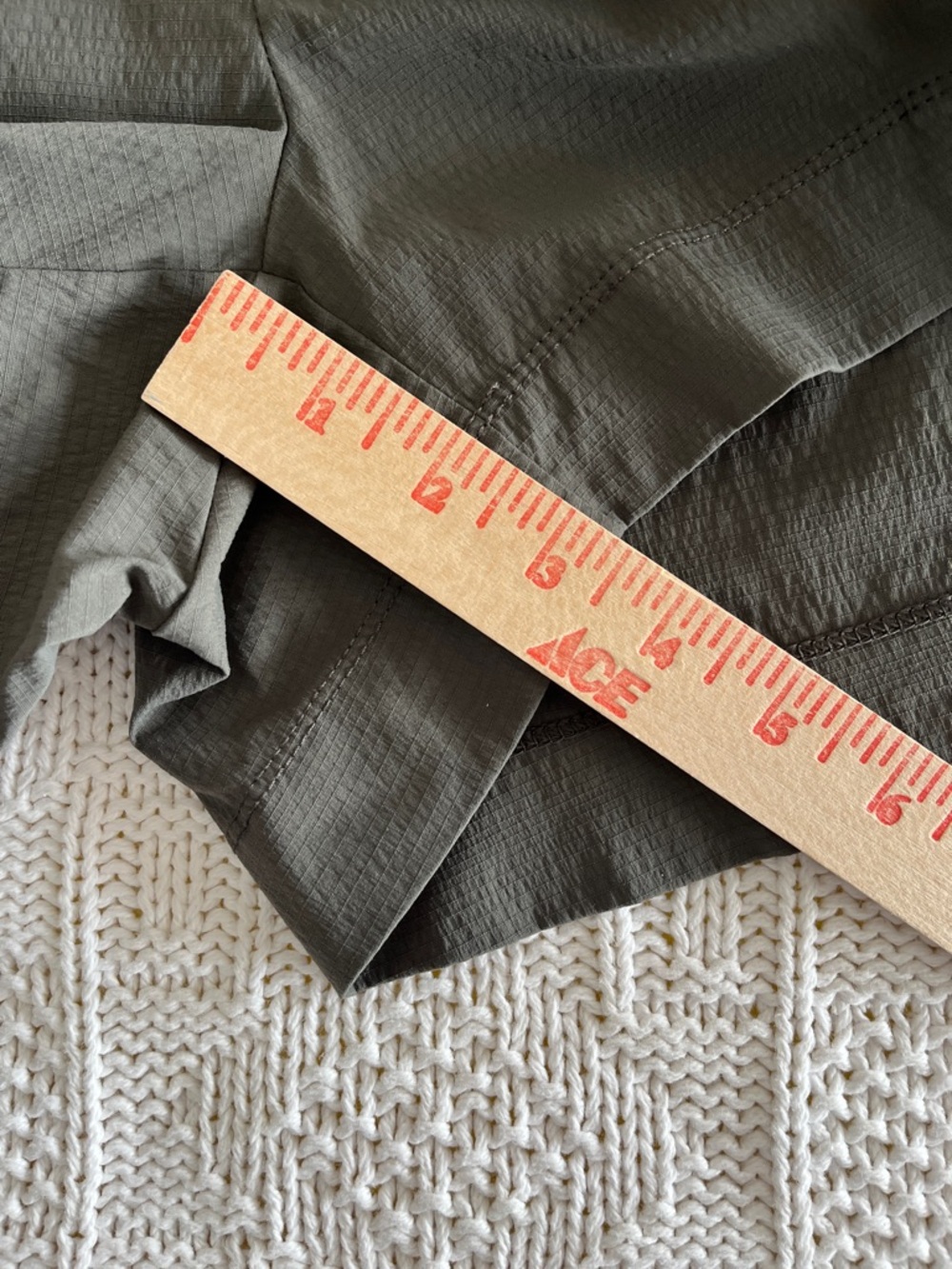 Athleta Trekkie North Mid Rise 3.5" Short in Olive Green Sz 8 - Picture 10 of 14